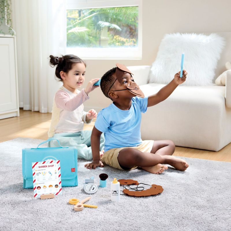 Image d'ambiance de présentation du produit Kit du petit barbier - Hape